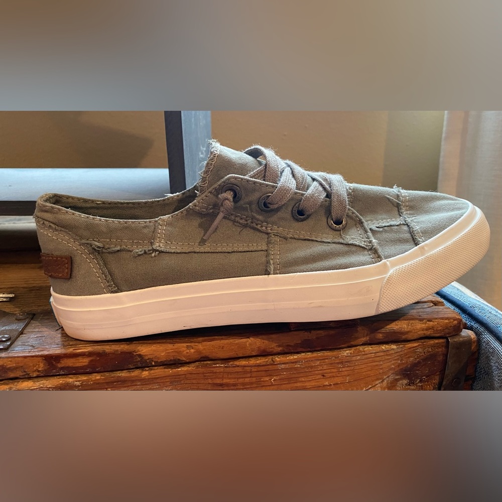 Army green Blowfish canvas women’s shoes. Size 9
